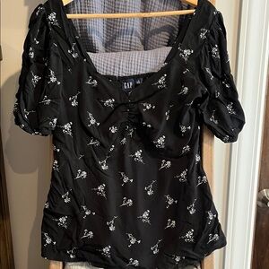 Lovely NWOT Gap blouse (fits like medium)